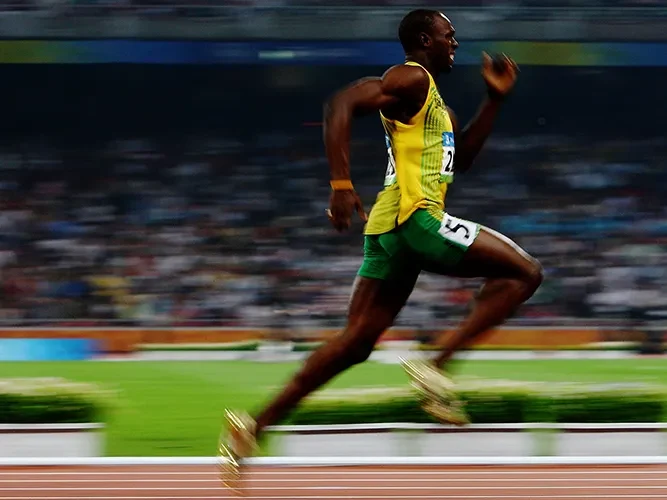 Usain Bolt de Jamaica compite en su camino para romper el récord mundial