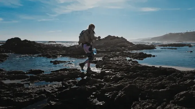 Una mujer está caminando sobre rocas usando el exoesqueleto de rodilla Ascentiz