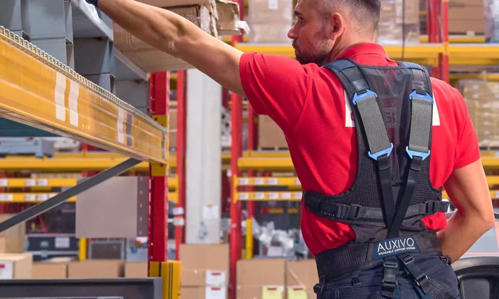 Los exoesqueletos pasivos ayudan a los trabajadores de logística a manejar tareas exigentes con menos esfuerzo.