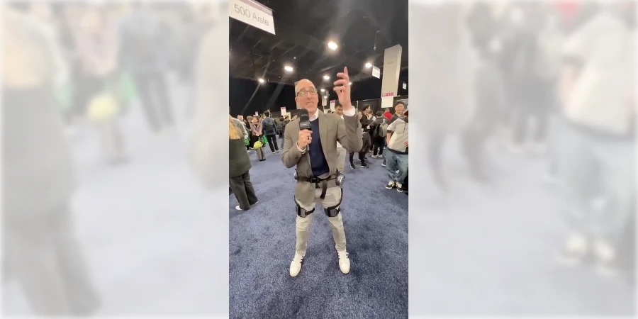 Lance Ulanoff de TechRadar está probando el exoesqueleto de cadera Ascentiz.