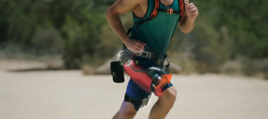 Un hombre corriendo en un desierto con el exoesqueleto de cadera Ascentiz.